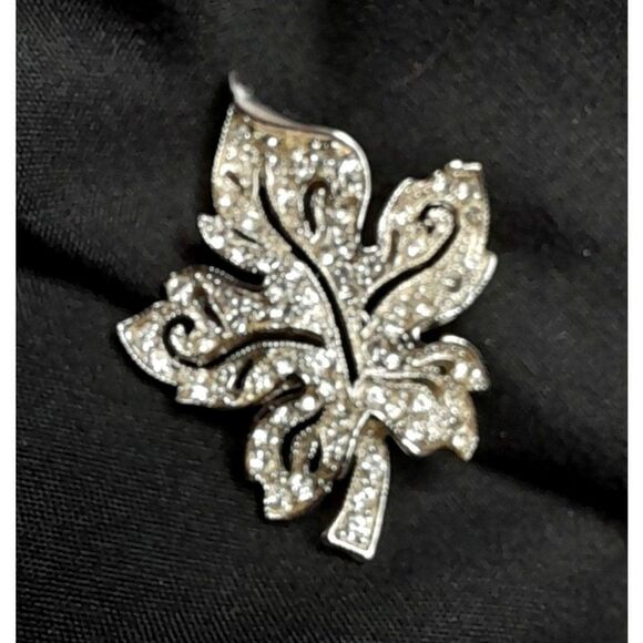 VTG Signed Hedy Sparkly Pave Rhinestone Maple Leaf Brooch Silver Rhodium Plated - Picture 1 of 4